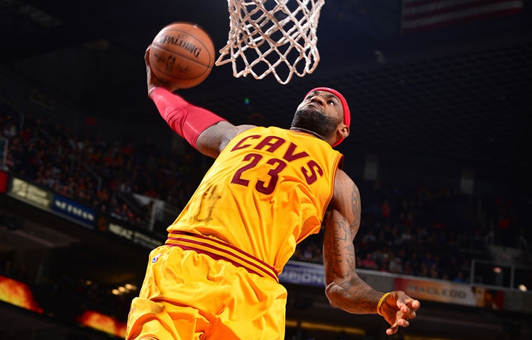 LeBron James dunking against the Phoenix Suns on January 13, 2015